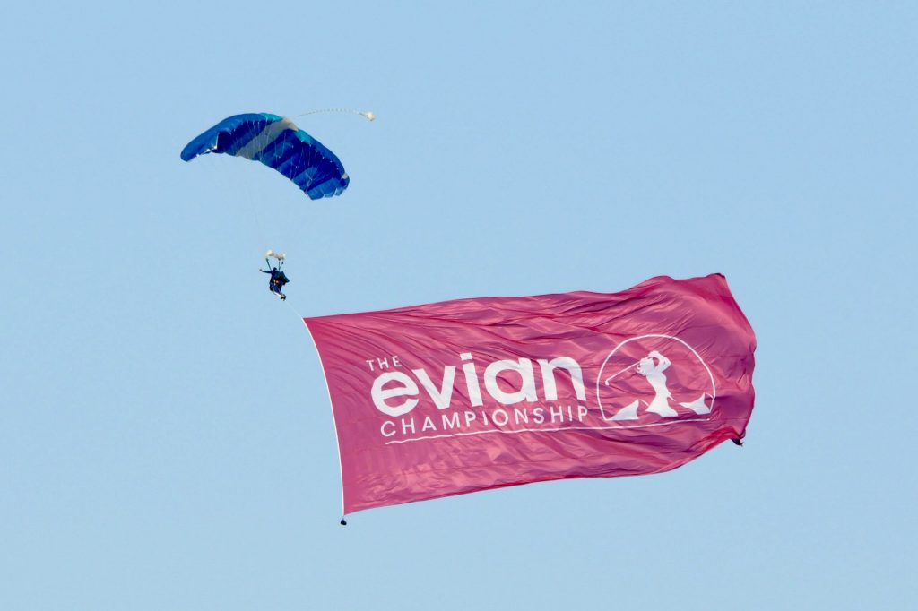 Parachutiste avec un drapeau The Amundi Evian Championship